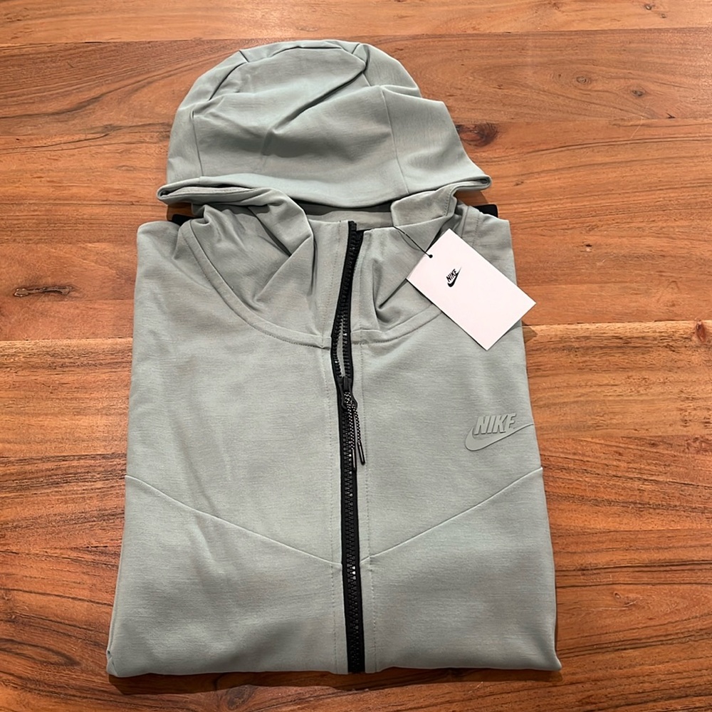 NWT Men’s Nike Zip Up Hooded Sweatshirt. Size XXL.
